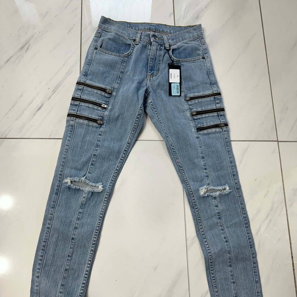 NWT Carmer Alonso Skinny
Stretch Jeans. Decorative zippers. Size 24